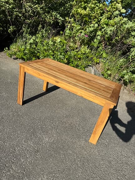 Stabil och stilren träbänk / soffbord i fint skick