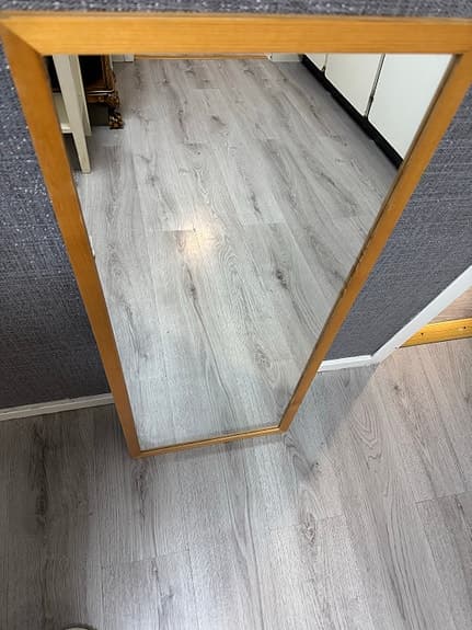 Smal väggspegel i träram 40×97 cm – fin hall-/sovrumsspegel