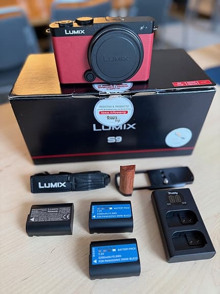 Panasonic Lumix S9 (Röd) – Nyskick + 3 batterier + L-plate/grip + Kartong