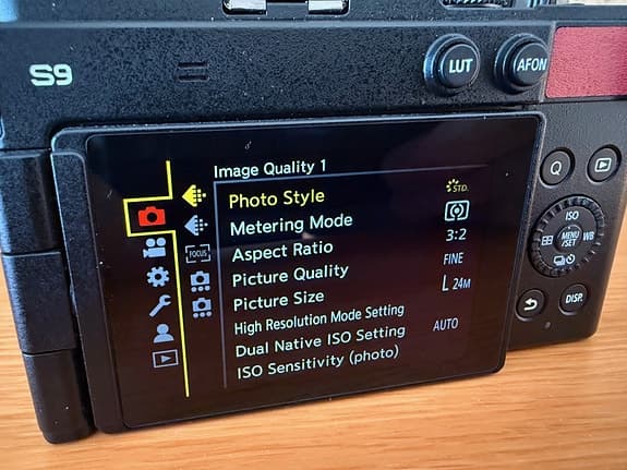 Panasonic Lumix S9 (Röd) – Nyskick + 3 batterier + L-plate/grip + Kartong