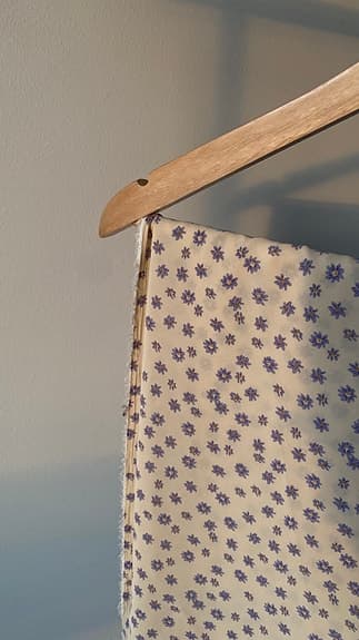 Blommigt tyg vit med lila mönster