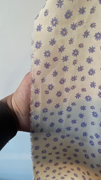 Blommigt tyg vit med lila mönster