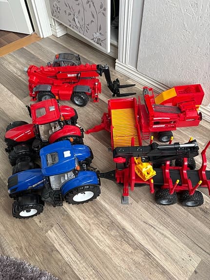 Bruder leksaksfordon traktorer och arbetsmaskiner röd blå plast