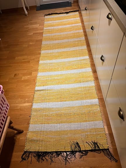 Hemvävd gul matta