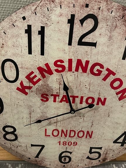 Jysk väggklocka rund vit med svart och röd text