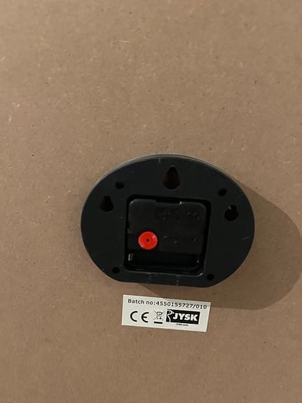 Jysk väggklocka rund vit med svart och röd text