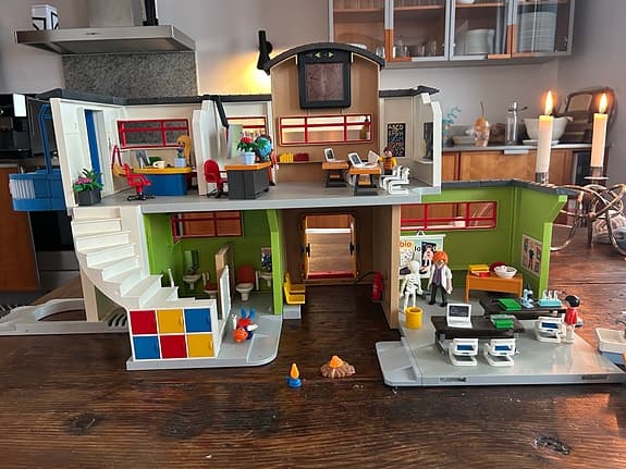 Playmobil leksakshus skola