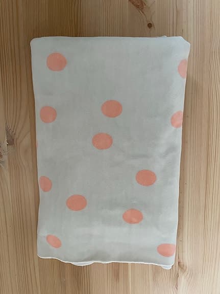 Tyg/textil stuvbit micro fleece sand färgad med prickar