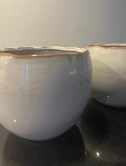 Två snygga unikt handmålade krukor