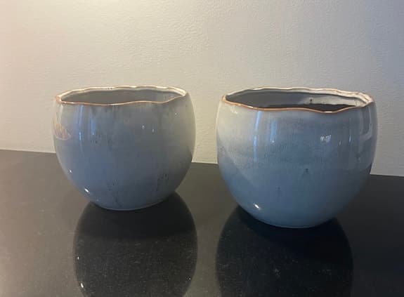 Två snygga unikt handmålade krukor