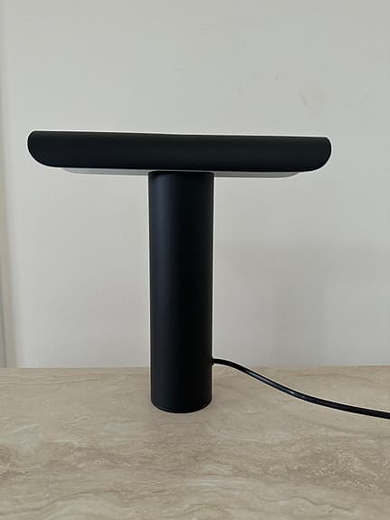 Bordslampa i svart metall - oanvänd!