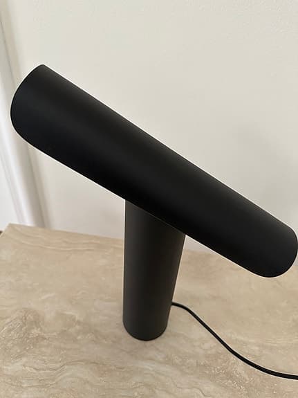 Bordslampa i svart metall - oanvänd!