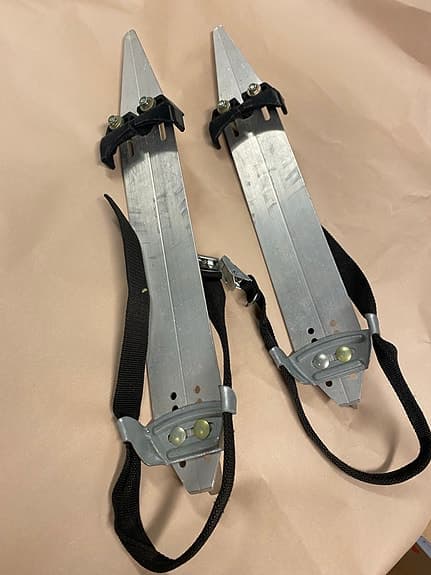 långfärdsskenor justerbara metall storlek ca 38-45