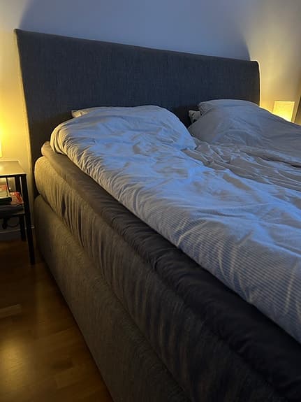 Kontinentalsäng med huvudgavel grå