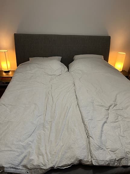 Kontinentalsäng med huvudgavel grå