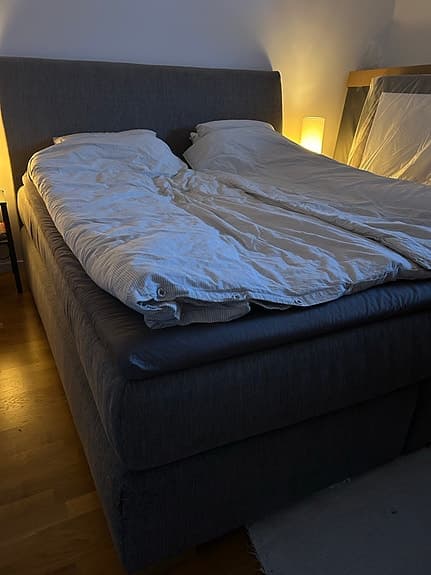 Kontinentalsäng med huvudgavel grå
