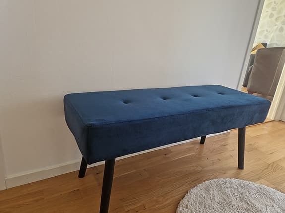 Bänk blå sammet med svarta ben