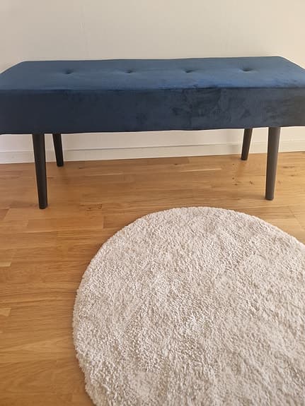Bänk blå sammet med svarta ben
