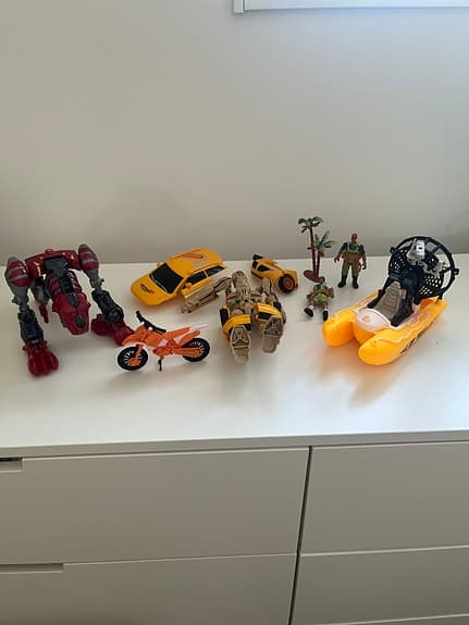 Blandade leksaksfordon och actionfigurer plast flerfärgad