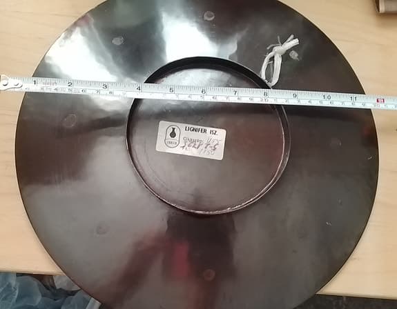Väggdekoration i koppar med en påfågelmotiv