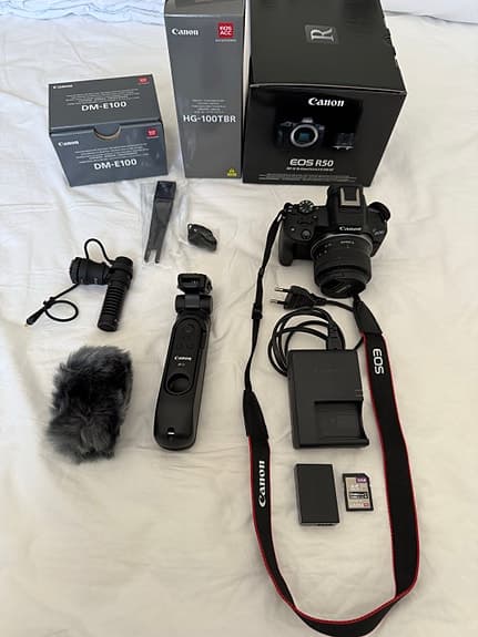 Canon EOS R50 systemkamera med RF-S 18-45mm objektiv och tillbehör