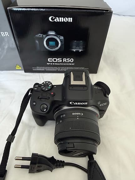 Canon EOS R50 systemkamera med RF-S 18-45mm objektiv och tillbehör