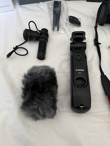 Canon EOS R50 systemkamera med RF-S 18-45mm objektiv och tillbehör