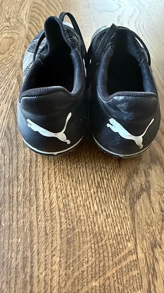 Puma fotbollsskor svart barn stl 36