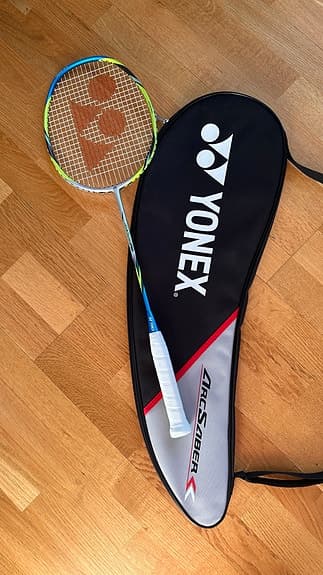 Yonex ArcSaber badmintonracket med fodral