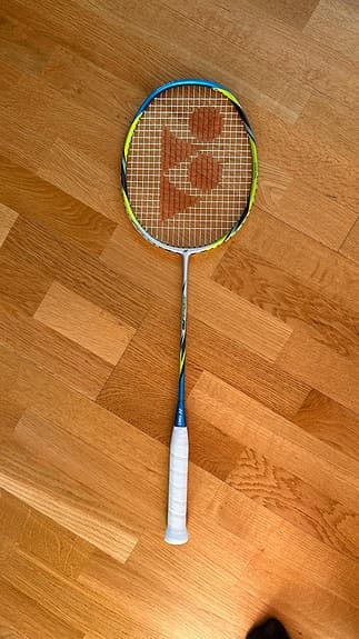 Yonex ArcSaber badmintonracket med fodral