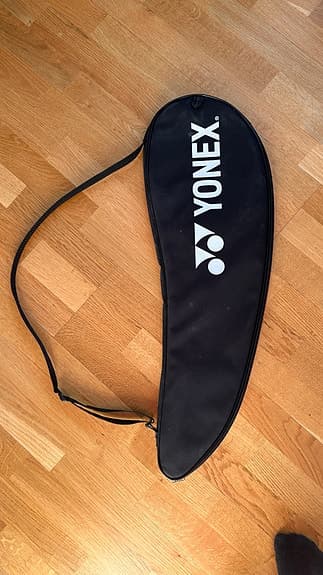 Yonex ArcSaber badmintonracket med fodral