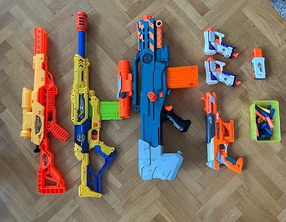 Nerf och X-shot leksaksvapen