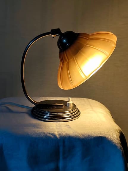 Bordslampa i Art Deco-stil med bärnstensfärgad glasskärm