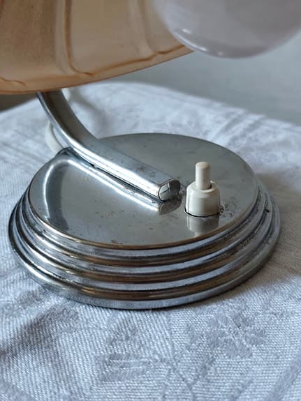 Bordslampa i Art Deco-stil med bärnstensfärgad glasskärm