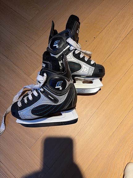 CCM Exxtra ishockeyskridskor barn storlek 27 svart/grå