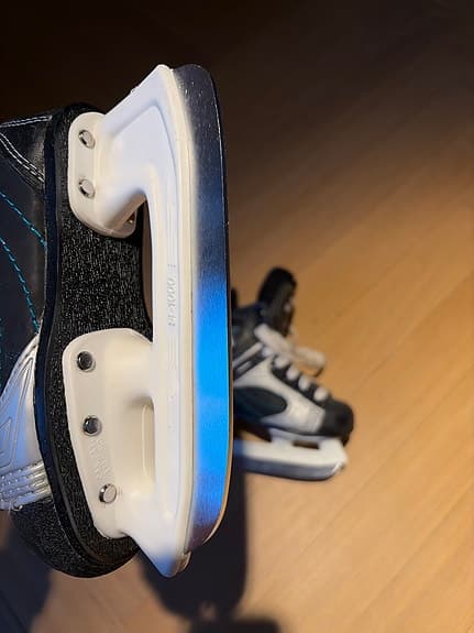 CCM Exxtra ishockeyskridskor barn storlek 27 svart/grå