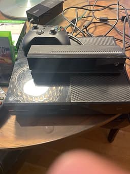 Microsoft Xbox One spelkonsol svart med handkontroll och spel