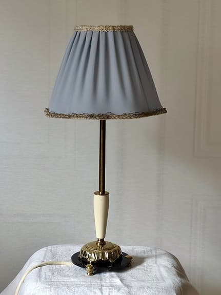 Bordslampa med nysydd ljusblå lampskärm
