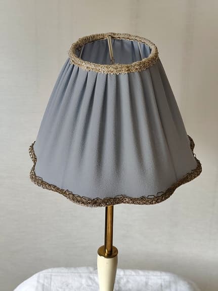 Bordslampa med nysydd ljusblå lampskärm