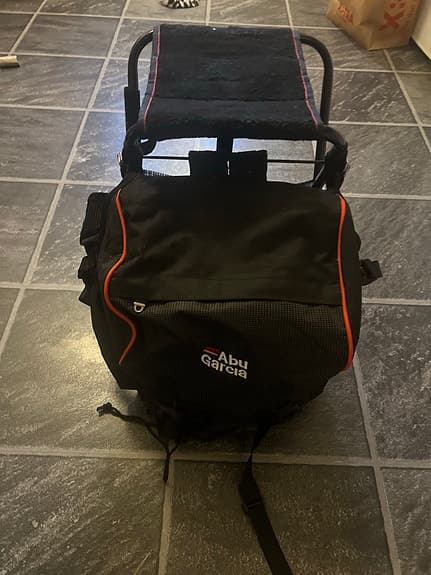 Abu Garcia fiskeryggsäck med stol och rulle STM 3000 grön