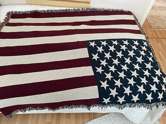 Snygg pläd med amerikanska flaggan – mjuk, stilren och i fint skick