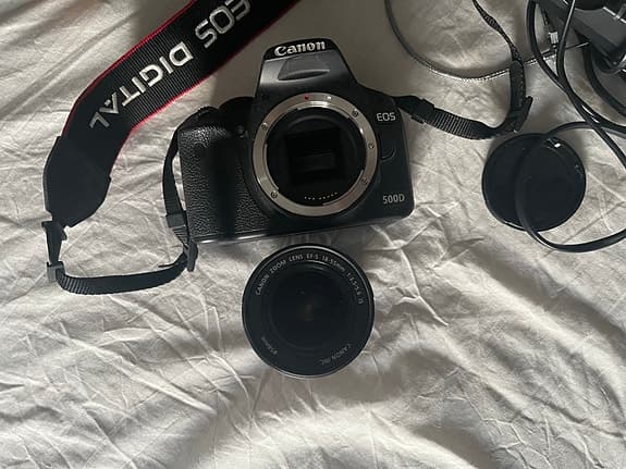 Canon EOS 500D systemkamera med objektiv och väska