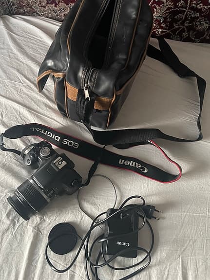 Canon EOS 500D systemkamera med objektiv och väska