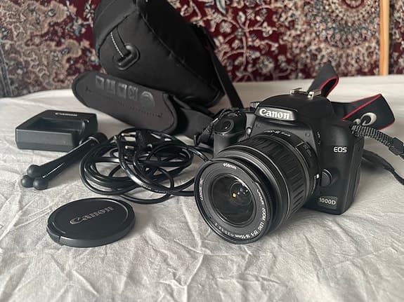 Canon EOS 1000D systemkamera med objektiv