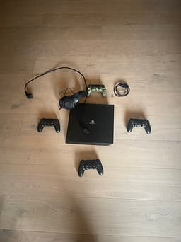 Sony Playstation 4 spelkonsol svart med handkontroller och headset