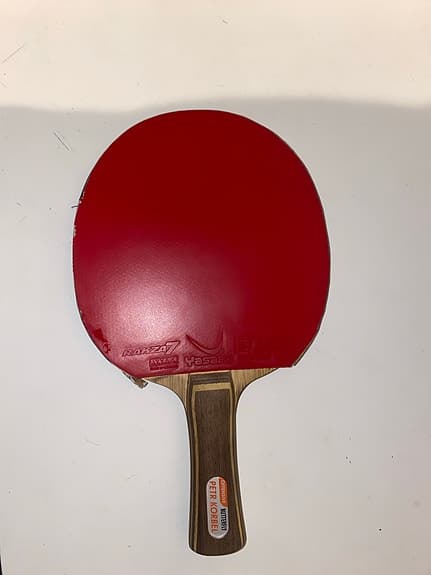 Yasaka bordtennisracket röd och svart gummi