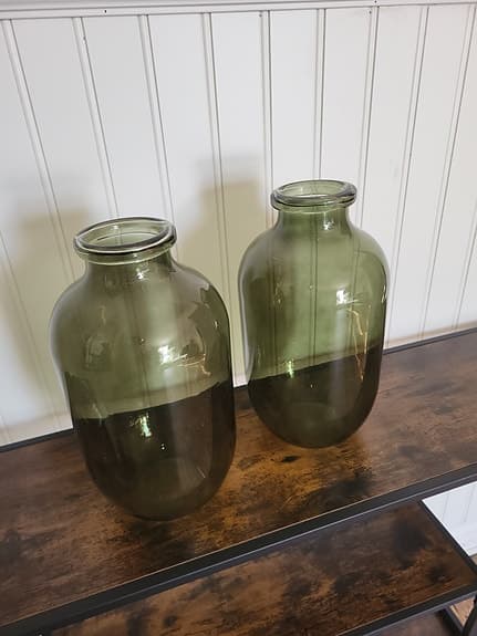 Vaser i mörkgrönt glas