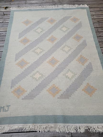 Vacker ljusblå Röllakanmatta (signerad MJ) - mått: 200x143 cm