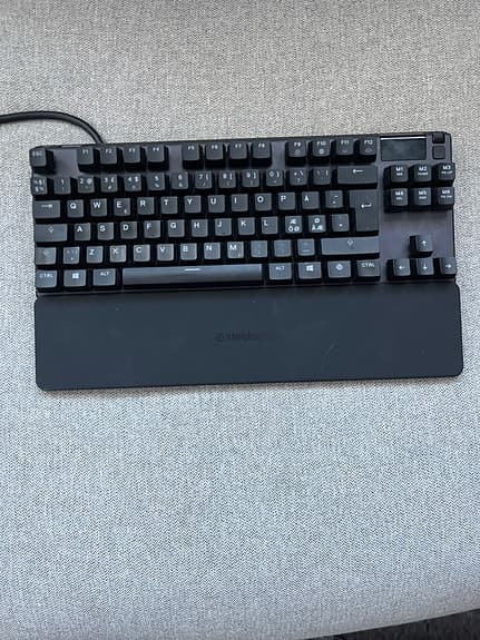 SteelSeries Apex M750 TKL tangentbord bakgrundsbelyst svart