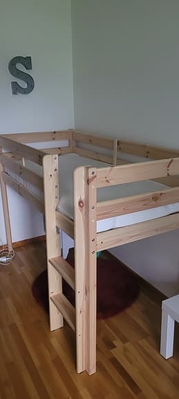 Högsäng trä med stege